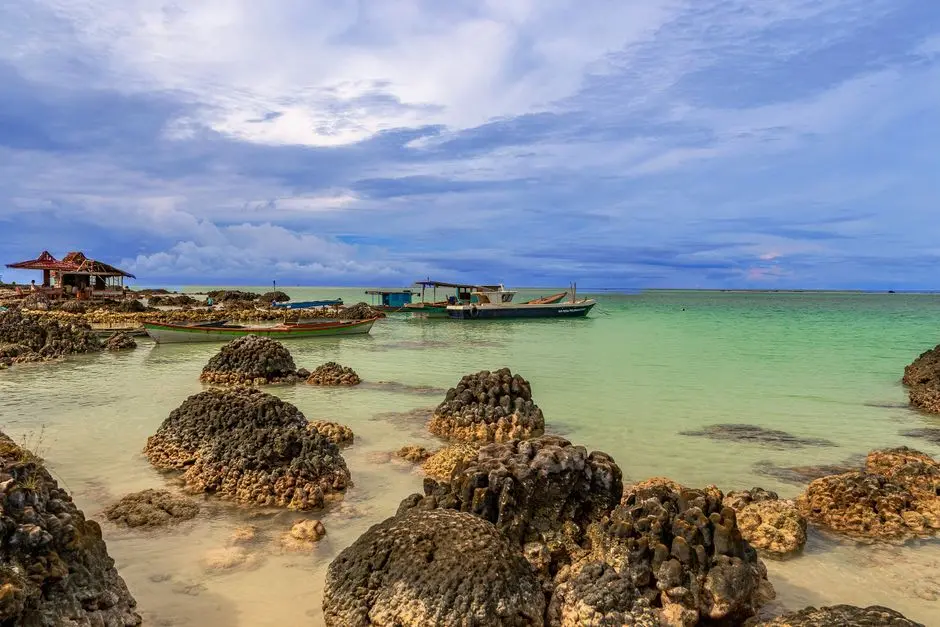 Pantai tenang dengan batu karang dan air jernih di Ambon