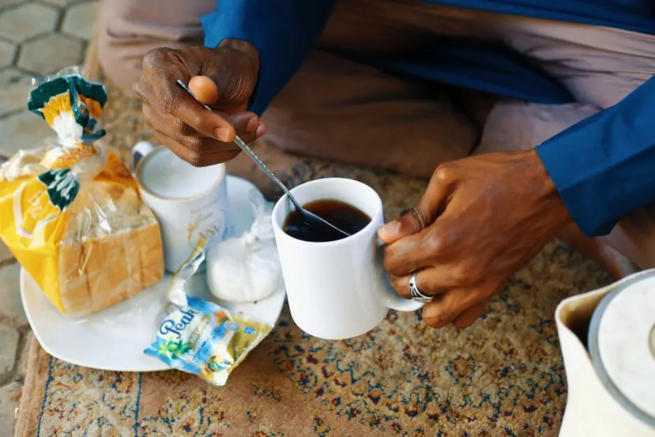 Suasana sarapan sederhana di homestay tepi pantai Maluku